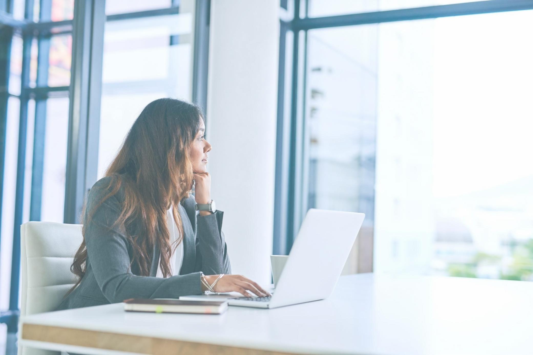 Investisseurs analysant des données financières sur écran d'ordinateur