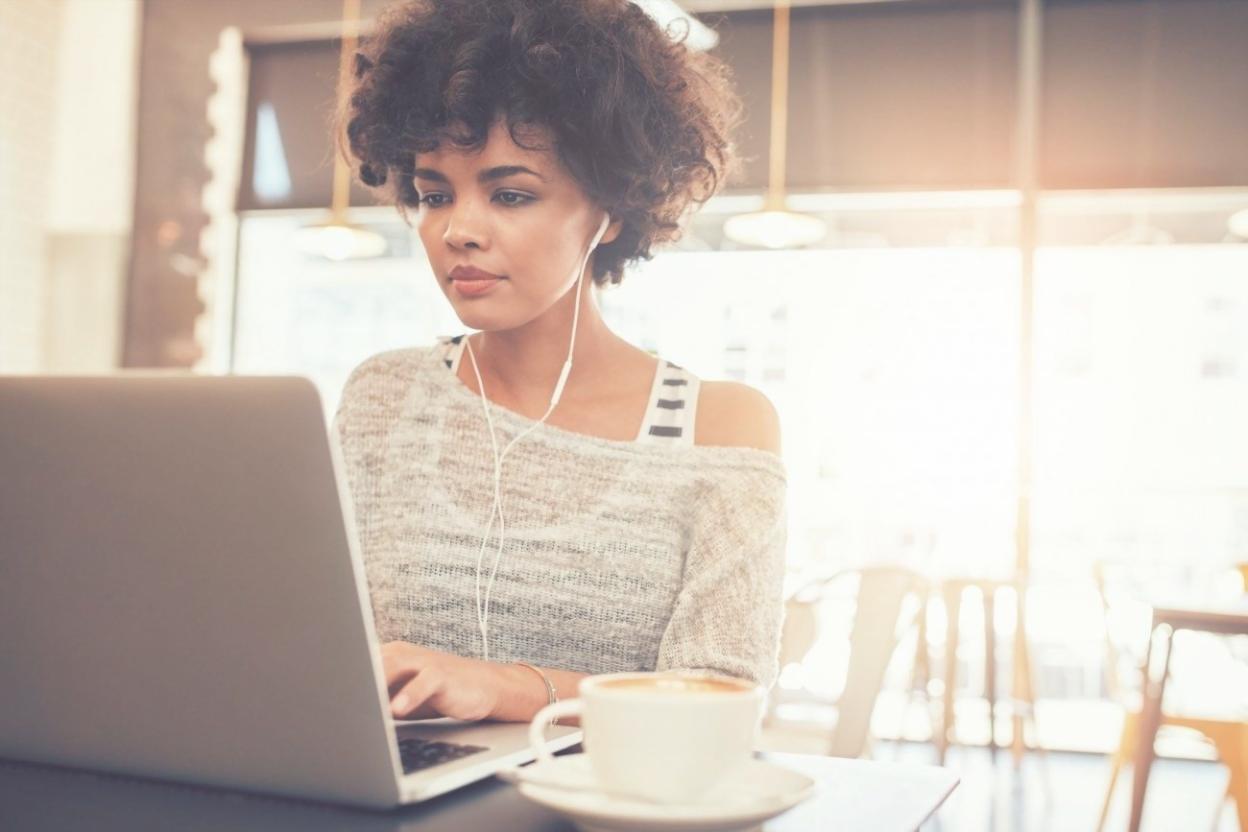 Communauté d'investisseurs analysant les marchés financiers