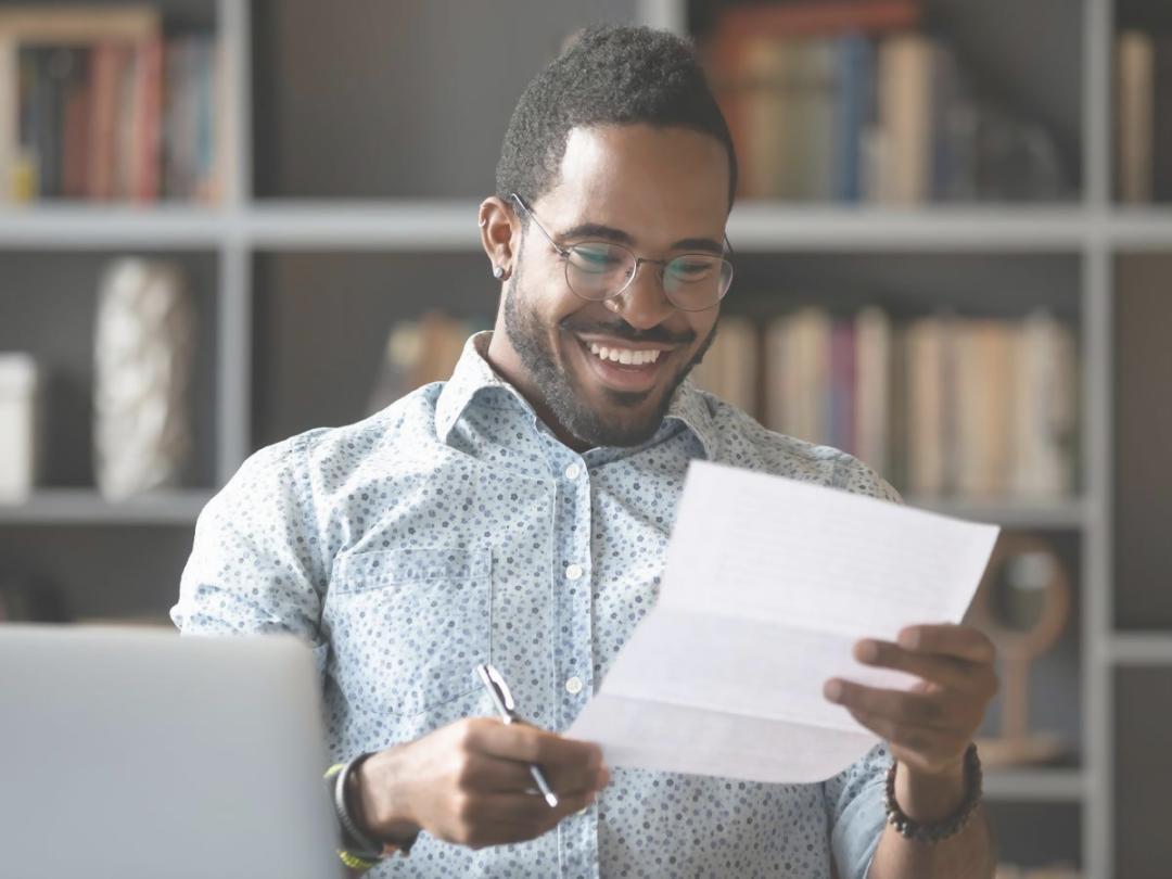 Espace de travail collaboratif avec écrans montrant des analyses de marchés financiers